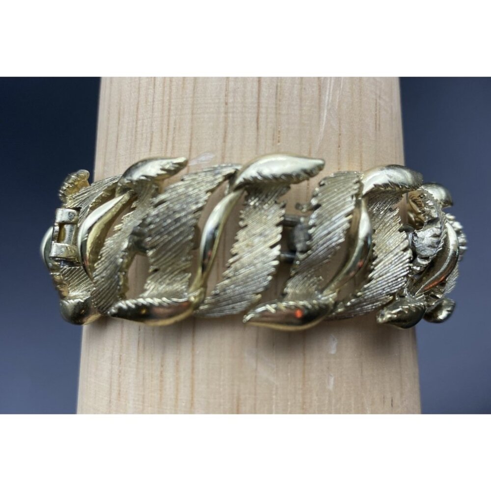 Vintage Lisner Gold Tone Leaf Link Bracelet 7x.75" Textured Feather Foldover